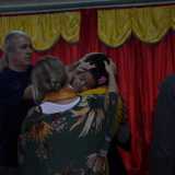 Il pastore impone le sue mani sui fedeli invocando la loro guarigione